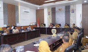 Wali Kota Tidore Kepulauan Muhammad Sinen didampingi Wakil Wali Kota Ahmad Laiman, Sekretaris Daerah dan OPD terkait menerima kunjungan Badan Pemeriksaan Keuangan (BPK) Perwakilan Maluku Utara dalam rangka Pemeriksaan