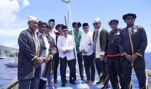 Wakil Wali Kota Tidore Kepulauan, Ahmad Laiman didampingi Ketua I Tim Penggerak PKK Kota Tidore, Ny. Sumiyati Ahmad Laiman, Sekretaris Daerah, Ismail Dukomalamo. unsur Forkopimda dan bobato Kesultanan Tidore. mengikuti ritual Lufu Kie HJT ke-918 2026. di Pelabuhan Kesultanan, Kamis (9/4/2026).