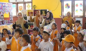 Bunda PAUD Kota Tidore Kepulauan Hj. Rahmawati Muhammad Sinen bersama Ketua Pokja Bunda PAUD Kota Tidore Ny. Sumiyati Ahmad Laiman melakukan monitoring Masa Pengenalan Lingkungan Sekolah (MPLS)