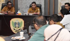 Wakil Walikota Tidore Kepulauan Ahmad Laiman,S.Sos menyampaikan arahan pada Rapat Tim Penyusunan Profil Keanekaragaman Hayati di ruang rapat Kantor Walikota Tidore Kepulauan, Selasa (14/7/2026)
