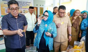 Wakil Wali Kota Tidore bersama Ketua TP PKK Kota Tidore mencicipi Keripik buatan UMKM Kelurahan Toloa