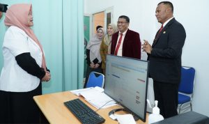 Wali Kota Tidore Kepulauan Muhammad Sinen, SE didampingi Sekretaris Daerah H. Ismail Dukomalamo, S. Pd, MM meninjau salah satu ruangan Poliklinik usai melakukan peresmian Poliklinik RSD Kota Tidore Kepulauan