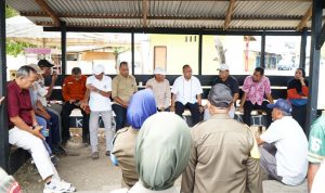 Asisten Sekda dan Staf Ahli Wali Kota bersama sejumlah OPD terkait melakukan Monitoring dan Sosialisasi Perwali Pembatasan Aktifitas hari Jumat di Kota Tidore Kepulauan kepada Pedagang, jasa angkutan umum dan masyarakat