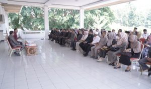Walikota Tidore Kepulauan Muhammad Sinen, SE memberikan arahan pada rapat bersama Pimp. OPD, Dir. RSD, Para Kabag Setda, 4 Camat di Pulau Tidore, masing masing bersama sekretaris dan pejabat kepegawaian