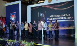 Gubernur Maluku Utara Sherly Tjoanda bersama sejumlah kepala daerah saat menerima penghargaan pada ajang Apresiasi Pemerintah Daerah Berprestasi 2026 di Hotel Bidakara, Jakarta, Kamis (17/9/2026). 